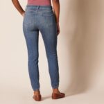 Amazon Essentials Women's Mid Rise Curvy Skinny Jeans - Image 2