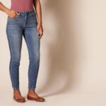Amazon Essentials Women's Mid Rise Curvy Skinny Jeans - Image 3