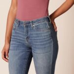 Amazon Essentials Women's Mid Rise Curvy Skinny Jeans - Image 4