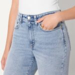 Amazon Essentials Women's High Stretch Flattering High-Rise Flare Jeans - Image 3