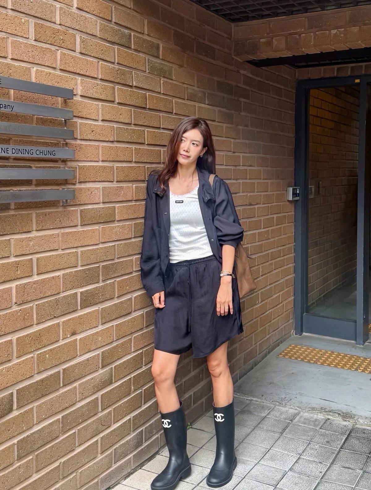 Actress Chae Jung-an turns rainy day into luxury fashion moment with $1,500 rain boots - The Korea Times