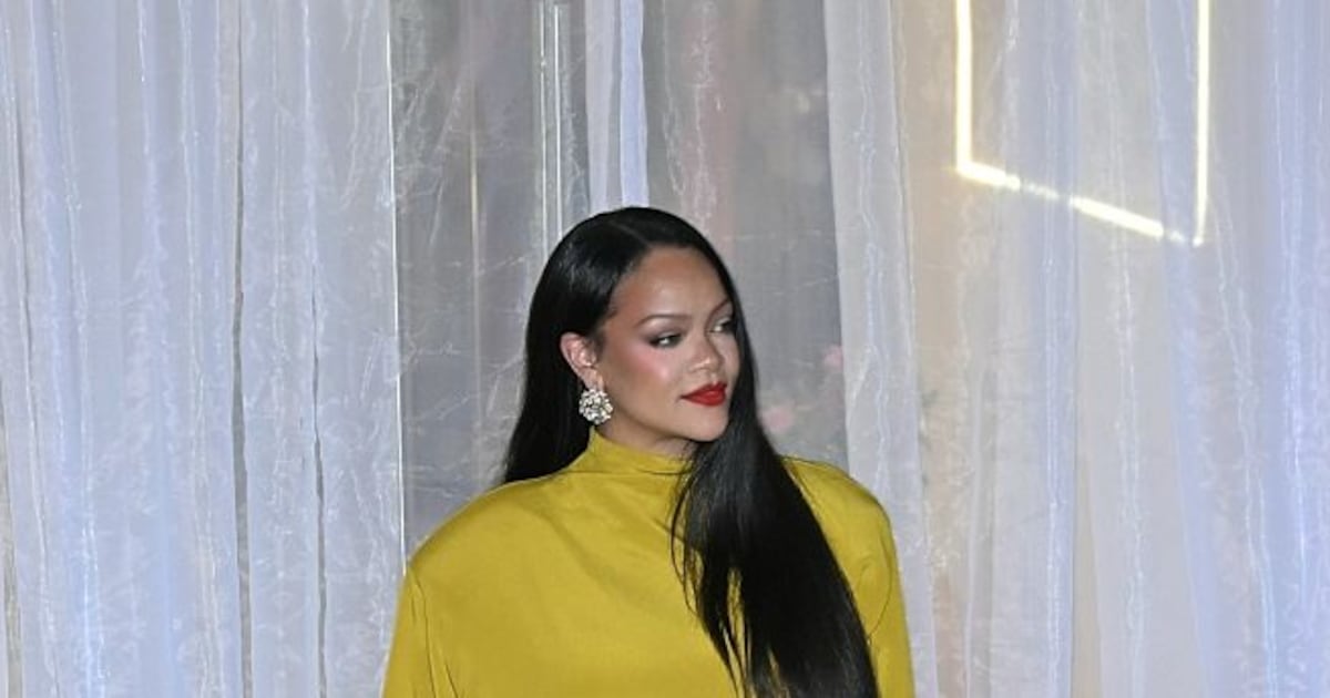 STYLE GUIDE | Tips to rock bold yellow, gold at comedy awards