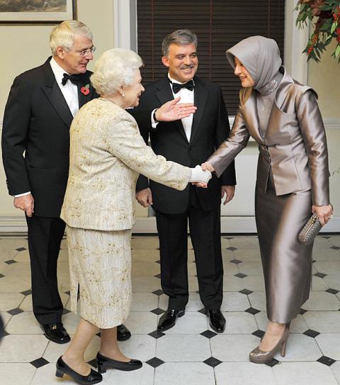 Politics aside, headscarves are making a comeback in Turkey - Taipei Times