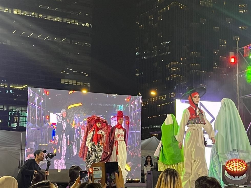 Hijab, hanbok mixed to create modest fashion offerings for Salam Seoul Festival - The Korea Times