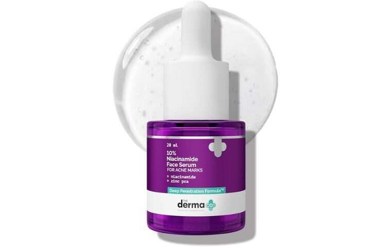 The Derma Co 10% Niacinamide Face Serum bottle placed against a clean skincare backdrop