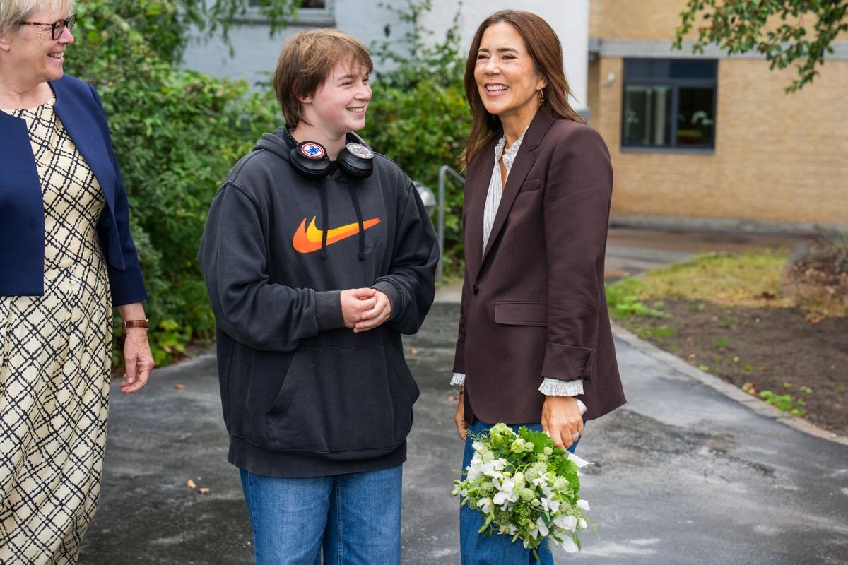 Queen Mary sat down with young residents during her visit to Momentet, where conversations centered on their lives, goals and hopes for the future.