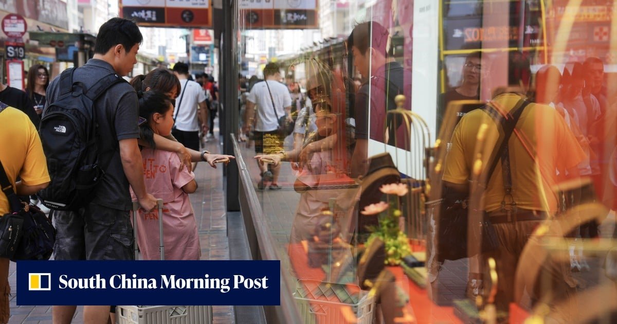 Licence of Hong Kong travel agency revoked after guide coerced visitors to shop