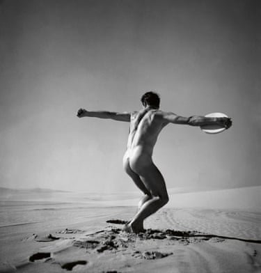 Discus thrower, Cronulla Beach, c 1937 Dupain bought his first car, a brightyellow soft-top Chevrolet Roadster that became known as ‘theYellow Terror’. Having access to a car allowed Dupain to moveaway from the city centre for photographic shoots. This shot was taken at the Cronulla sandhills, in southern Sydney.