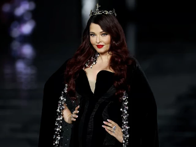 Aishwarya Rai Bachchan stuns at Paris Fashion Week runway in regal black velvet look | The Express Tribune